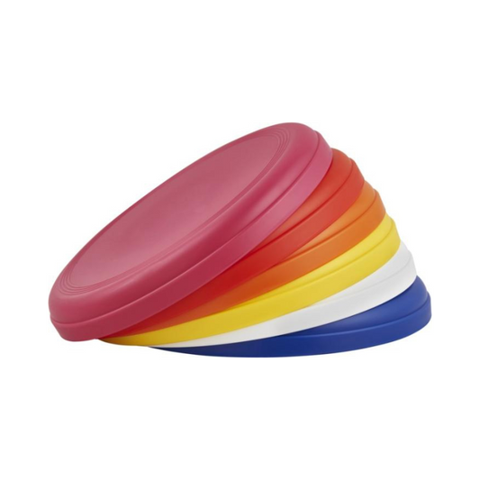 pinkki, punainen, oranssi, keltaainen, valkoinen ja sininen frisbee pinossa.