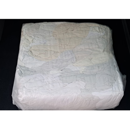 Konepyyhkeet 40x60cm 10kg paalissa mustalla taustalla.