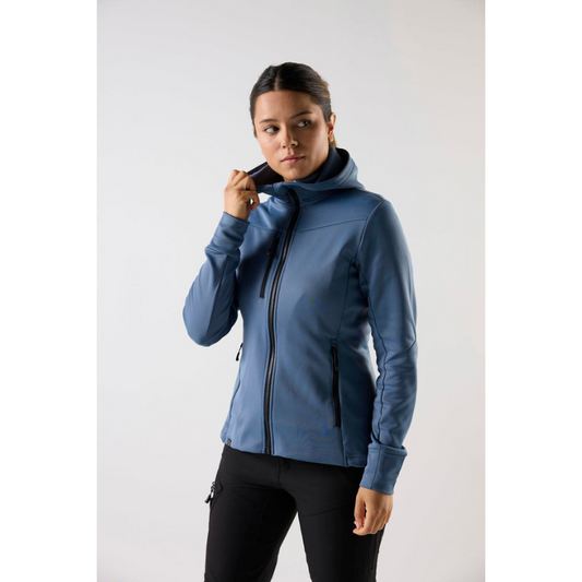Nainen päällään South West Trace Powerfleece sinisenä-versiona.