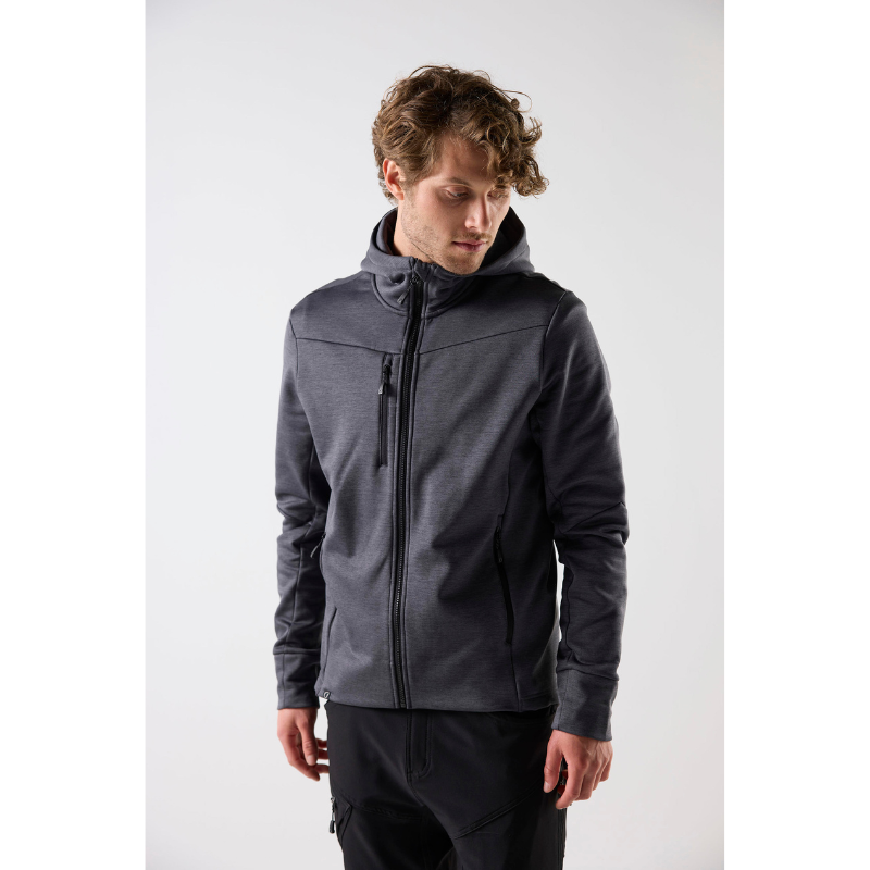 Harmaa South West Trevon Powerfleece miehen päällä.