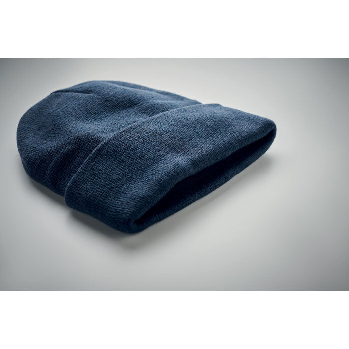 Neulottu Polo-pipo RPET-polyesterista – ympäristöystävällinen ja tyylikäs, brodeerauksella. Esim. 20 kpl. 1 värillä.