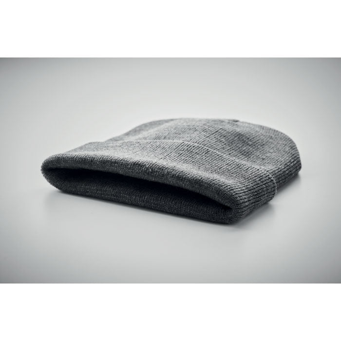 Neulottu Polo-pipo RPET-polyesterista – ympäristöystävällinen ja tyylikäs, brodeerauksella. Esim. 20 kpl. 1 värillä.
